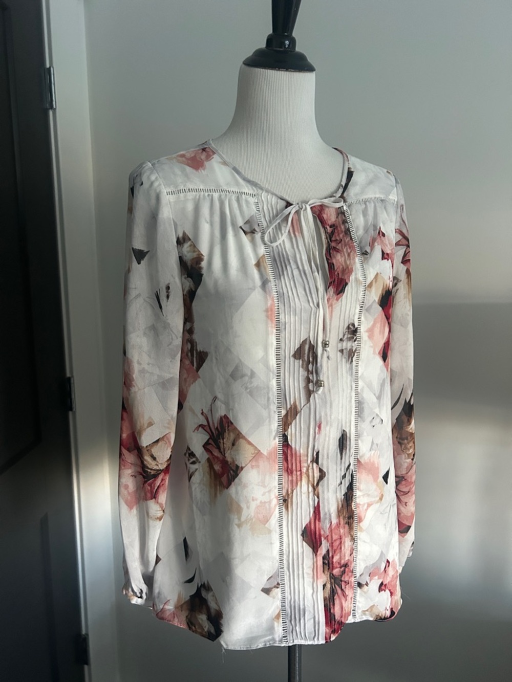 White House Black market 6 Tie-Neck Long Sleeve Blouse - White Pink Floral